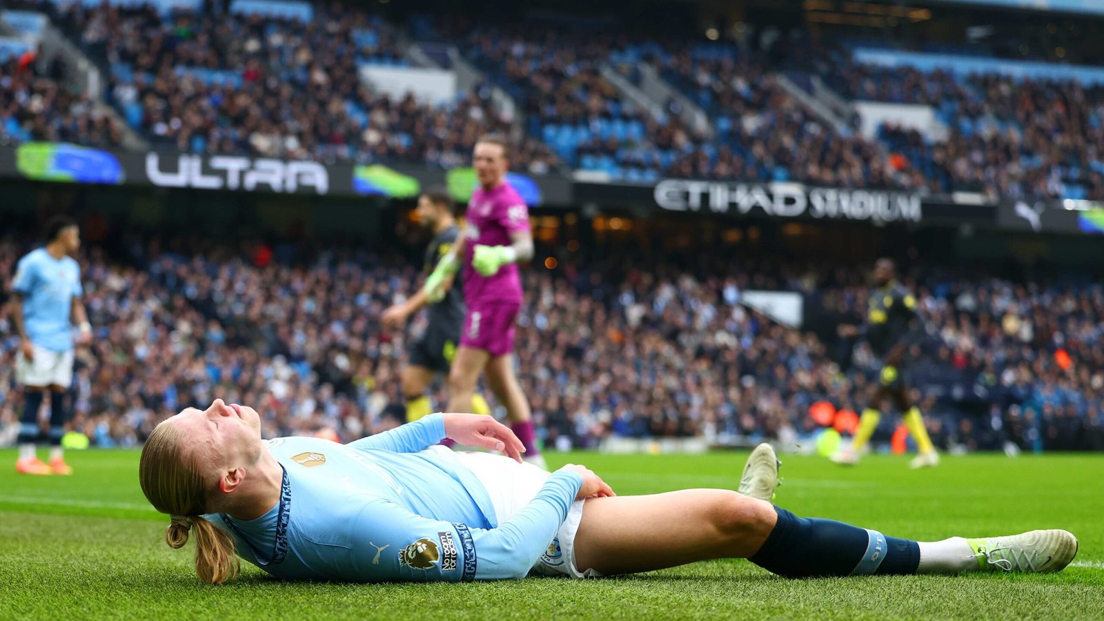 Erling Haaland misses a penalty as Manchester City falls into Everton's trap in the Premier League