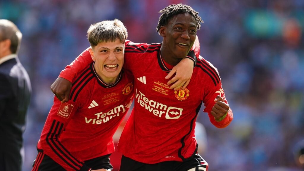 Garnacho and Manchester United Face Concerns Over His Future at Old Trafford