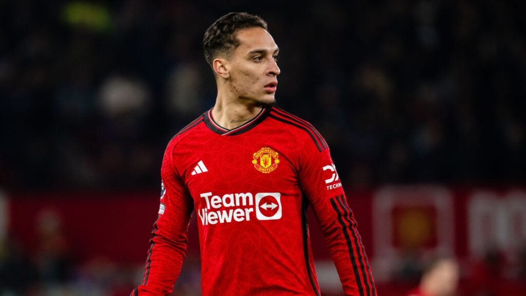 Manchester United striker Antony receives an offer from the Spanish League